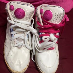 Size 5 woman vintage size 5 pump sneakers Reebok